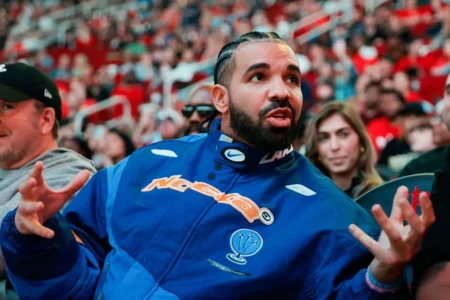 Drake Flirts with Security Guard During Australian Tour – Then Finds Out She’s Married! Inside the Viral Moment and His Shots at Kendrick Lamar & LeBron James Drake 1