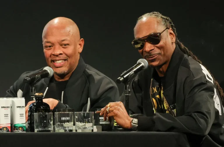 Dr. Dre (L) and Snoop Dogg