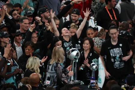 Rihanna’s Fenty Beauty Becomes Official Partner of WNBA’s New York Liberty in Groundbreaking Collaboration New York Liberty players celebrate after defeating the Minnesota Lynx