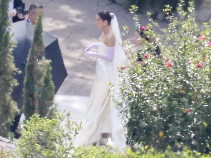 hailee steinfeld wows in stunning wedding gown