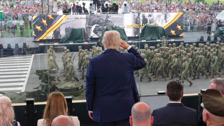 trump-salutes-soliders-at-military-parade