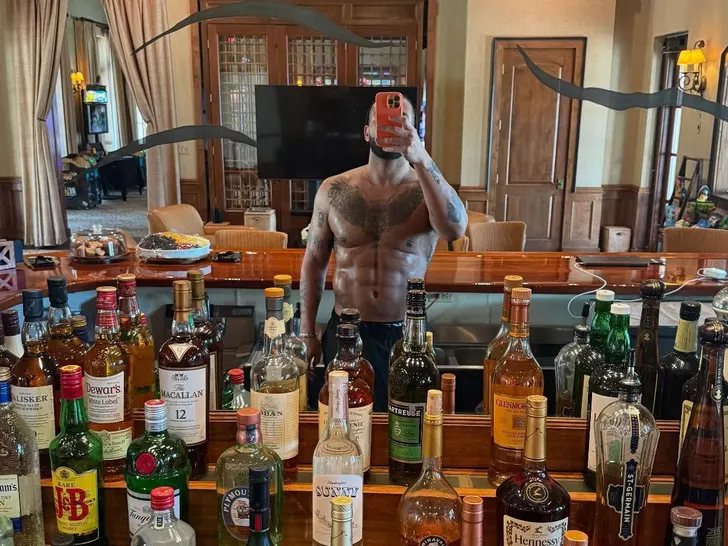 Phil Heath Offers to Train Drake After Viral Shirtless Pic 1 drake shirtles