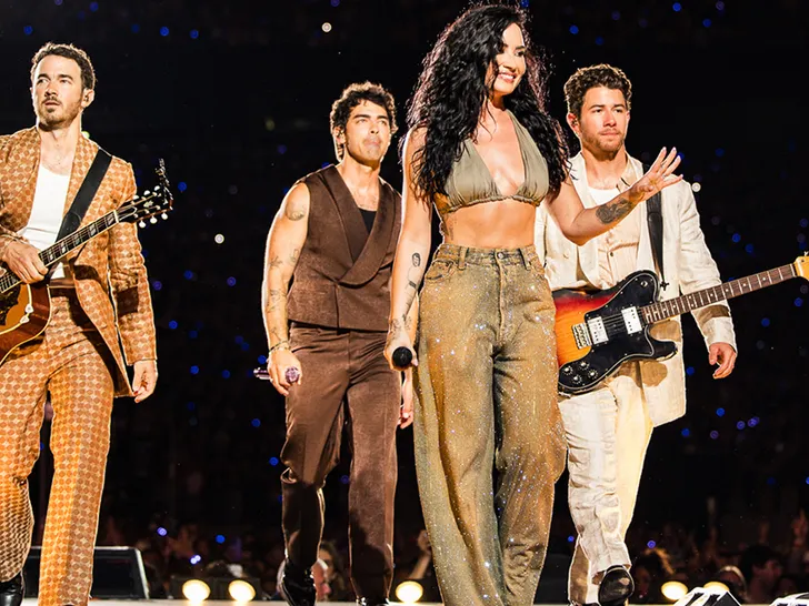 Jonas Brothers & Demi Lovato Reunite for Epic “Camp Rock” Reunion at NJ Concert! CAMP ROCK
