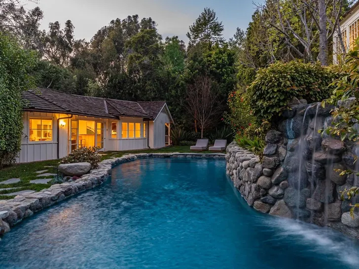 Jim Carrey Sells Luxurious LA Mansion for $17M
