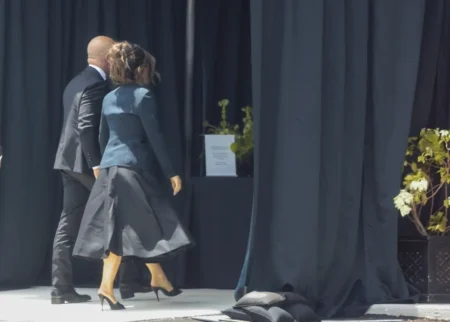 Jeff Bezos Holds Lauren Sánchez Close at Mom’s Funeral Lauren Sánchez supported husband Jeff Bezos at his mothers Florida funeral Friday