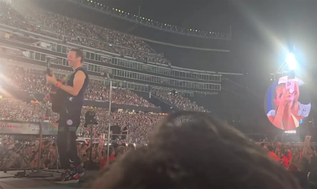 Chris Martin Trolls Fans With Hilarious Kiss Cam Proposal 5 Martin was performing at Gillette Stadium when the jumbotron zoomed in on a young couple in the crowd