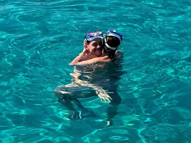 Pete Davidsons pregnant girlfriend Elsie Hewitt in Water