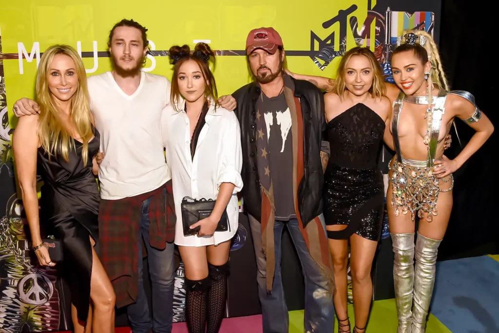 Tish, Braison, Noah, Billy Ray, Brandi and Miley Cyrus at the 2015 VMAs