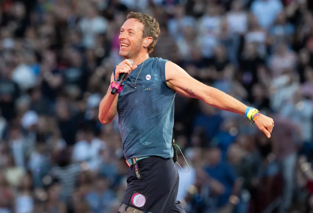 Chris Martin Trolls Fans With Hilarious Kiss Cam Proposal 4 chris martin coldplay performs opening