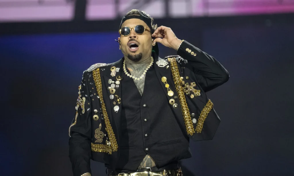 Chris Brown Sparks Viral Debate on Masculinity, Style, and Celebrity Privilege 1 Chris Brown