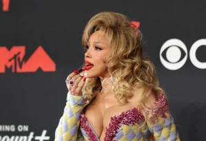 Doja Cat Shocks VMAs With Lipstick-Eating Red Carpet Stunt Doja Cat