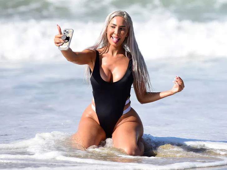 Farrah Abraham Stuns in Baywatch-Style Swimsuit in Malibu 1 Farrah Abraham