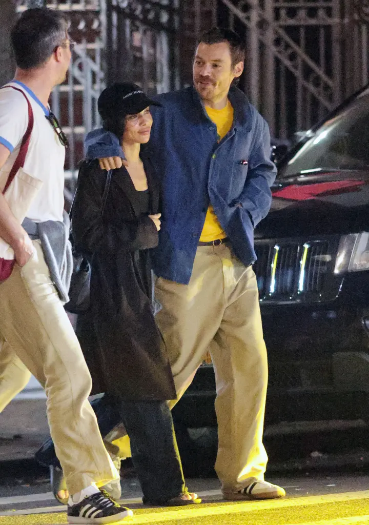 Harry Styles & Zoë Kravitz Stun in NYC PDA-Filled Stroll 3 Harry Styles cozied up to rumored girlfriend Zoë Kravitz during a flirty outing in New York City