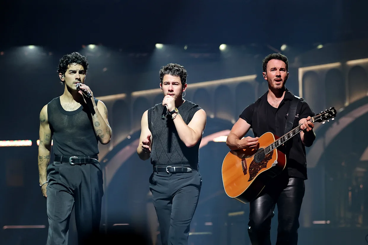 Jonas Brothers Stun Fans With John Legend at LA Concert