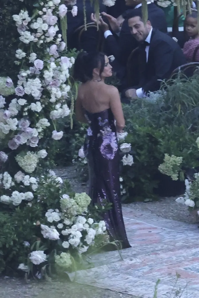 Richards looked stunning in a strapless purple dress