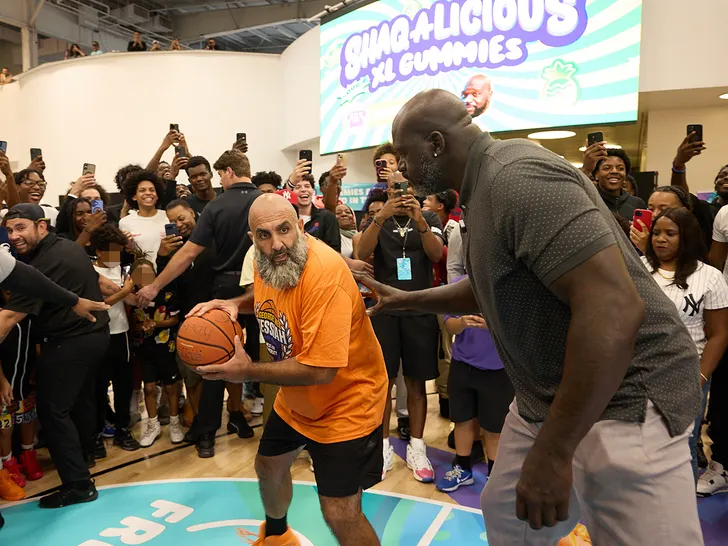 Shaquille Surprises NYC Kids With Epic One on One Dunk Show