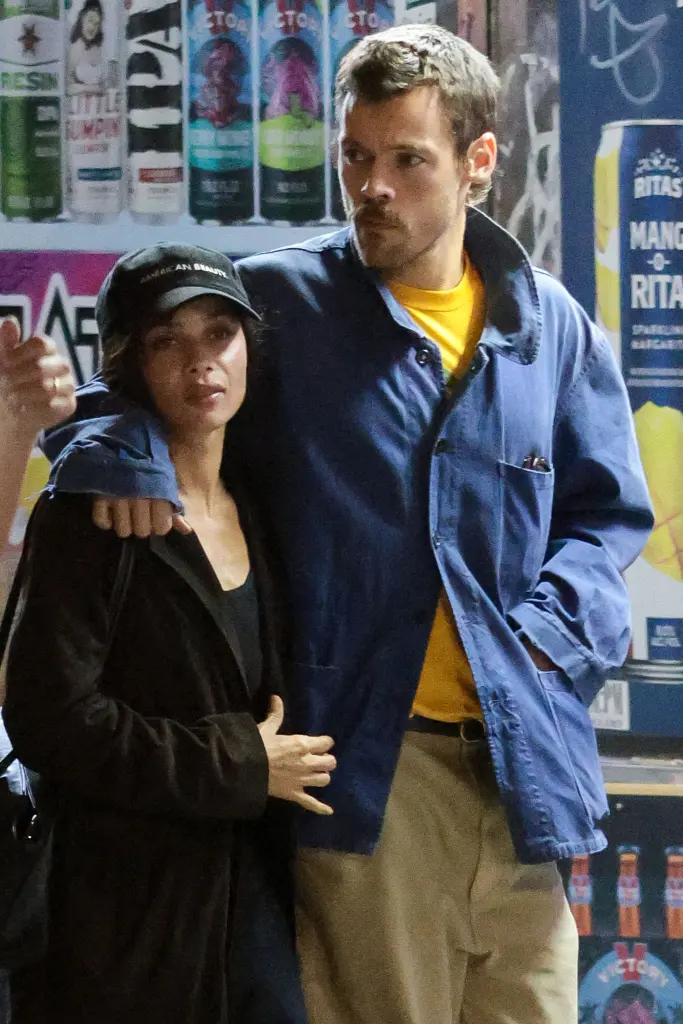 Harry Styles & Zoë Kravitz Stun in NYC PDA-Filled Stroll 4 harry styles zoe kravitz seemingly