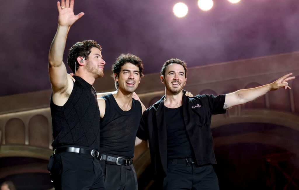Jonas Brothers Stun Fans With John Legend at LA Concert 1 live jonas brothers