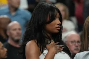 Megan Thee Stallion Sizzles Courtside Supporting Klay Thompson Megan Thee Stallion attends a preseason game between the Dallas Mavericks and the Los Angeles Lakers at T Mobile Arena