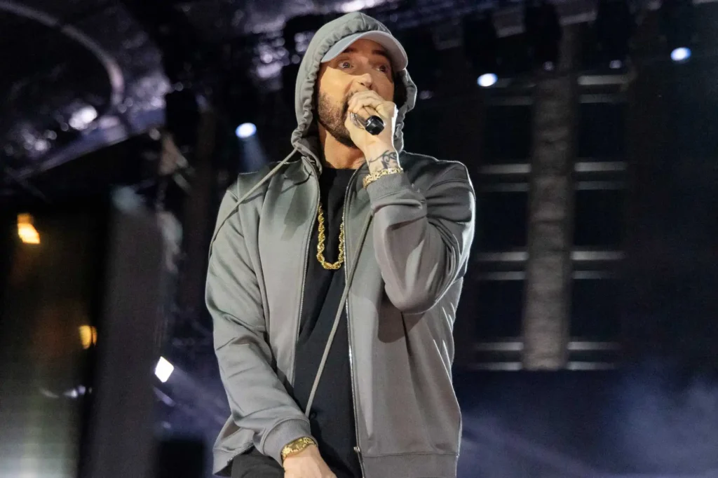 Kim Scott Breaks Down in Tears During DUI Arrest 2 Eminem performs in Detroit