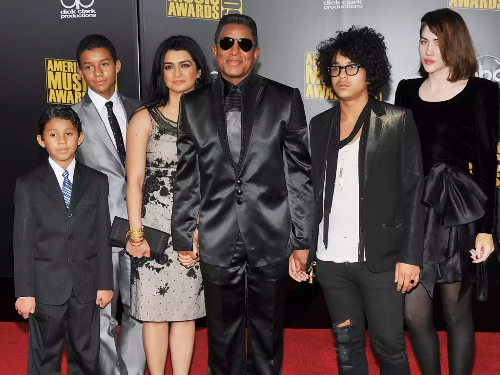 Jermaine Jackson and his family at the 2009 American Music Awards.