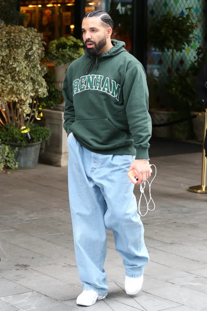 drake seen returning ivy manchester