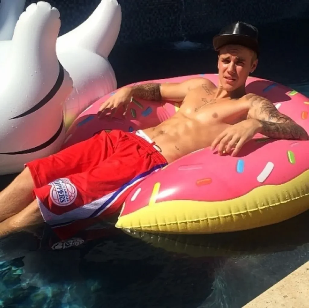 Justin Bieber Enjoys Solo Lake Day During Idaho Getaway 10 Justin Bieber