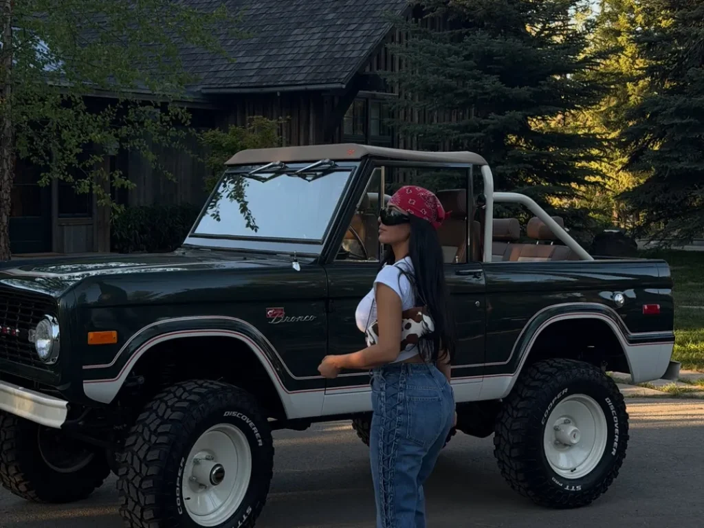 Kim Kardashian Buys $285K Restored 1973 Ford Bronco 7 Kim Kardashian Vintage Ford Bronco