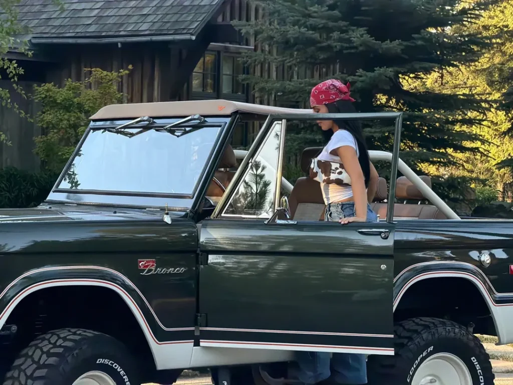 Kim Kardashian Buys $285K Restored 1973 Ford Bronco 6 Kim Kardashian Vintage Ford Bronco