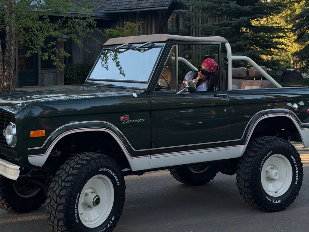 Kim Kardashian Buys $285K Restored 1973 Ford Bronco 5 Kim Kardashian Vintage Ford Bronco