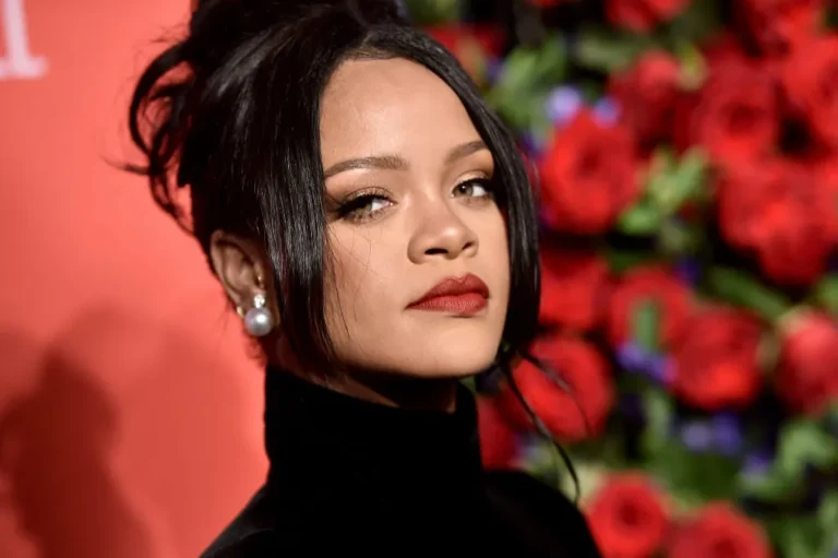 Rihanna Comforts Cancer Patient Who Felt Insecure Without Wig Rihanna attends Rihanna’s 5th Annual Diamond Ball at Cipriani Wall Street on September 12, 2019 in New York City.
