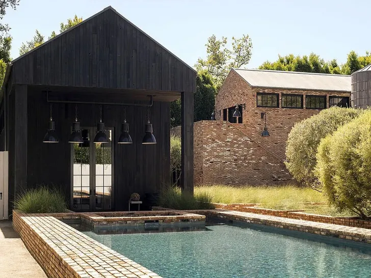 Diane Keaton's LA Mansion Sells for $18 Million 5 Diane Keaton Los Angeles mansion officially has a new owner