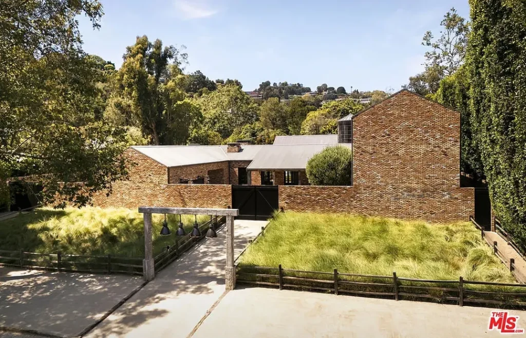 Diane Keaton's LA Mansion Sells for $18 Million 8 Diane Keaton Los Angeles mansion outside view
