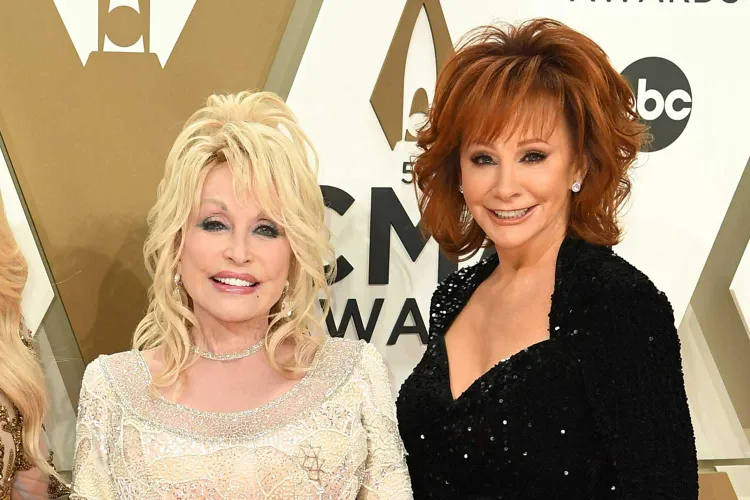 Reba McEntire Mourns Dolly Parton With Emotional Tribute 5 Dolly Parton (left) and Reba McEntire (right) in 2019.