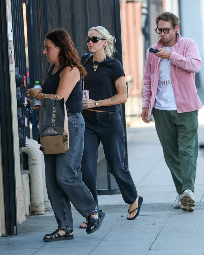 Miley Cyrus Steps Out After Dolly Parton’s Death, Heads to Recording Studio 5 Miley Cyrus Spotted in Mourning After Dolly Parton’s Death