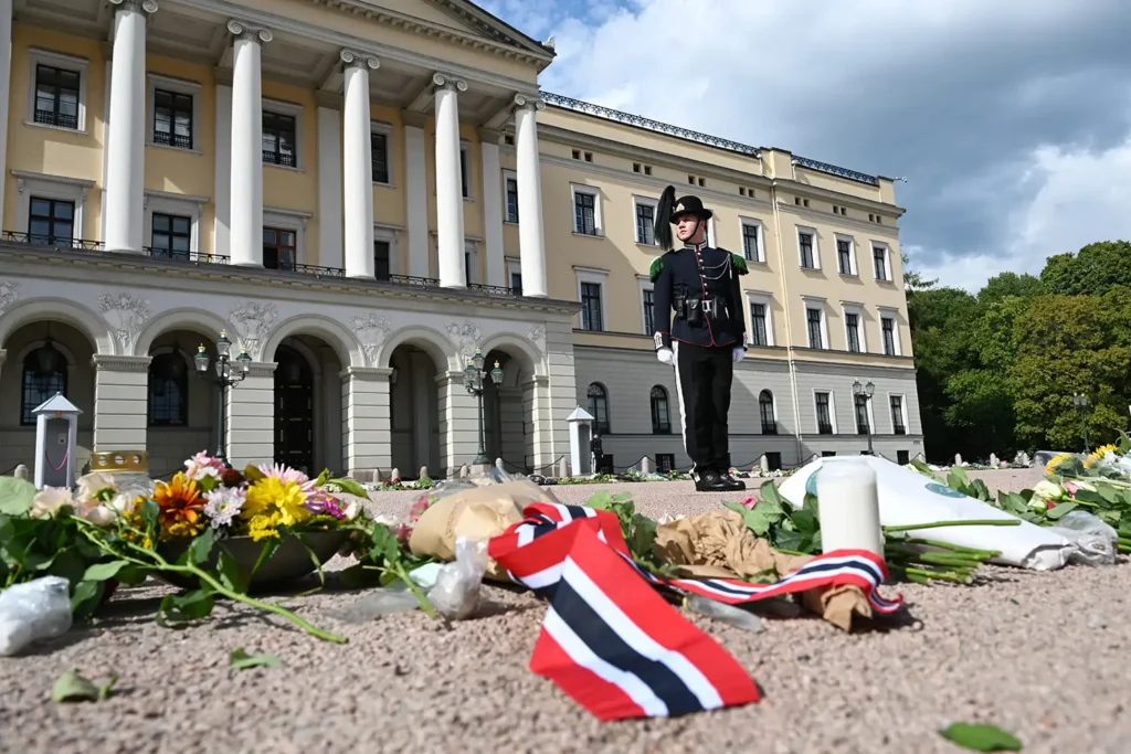 King Harald V of Norway Dies at 89 3 Well wishers laid flowers in the Palace Square to pay their respects to King Harald of Norway as he remained in the hospital on Aug. 27, 2026