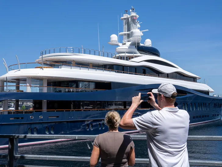 Mark Zuckerberg’s Yacht Criticized for Not Helping Stranded Skiff 6 Zuckerbergs 300 million, 387 foot yacht
