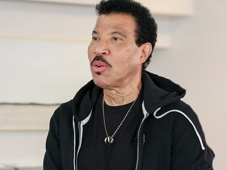 Lionel Richie Heads Home After 3-Day Hospital Stay 5 Lionel Richie
