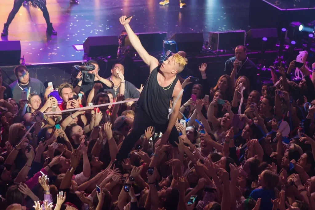 Macklemore Responds to Backlash Over ‘Free Palestine’ Message 5 Macklemore Performing photo