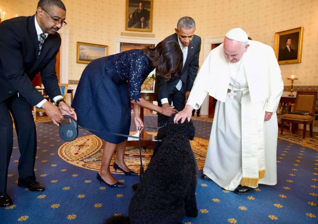 Sunny, Obama Family’s Beloved White House Dog, Dies at 14 5 Michelle Obama, Barack Obama, Pope Francis