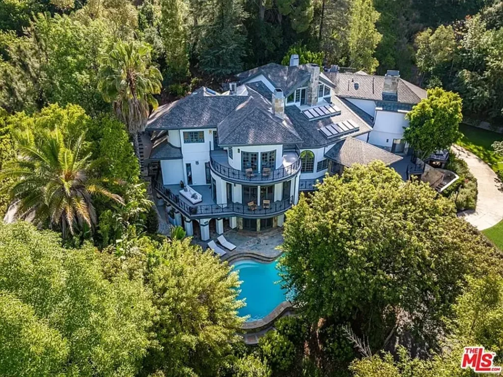 Selena Gomez Sells L.A. Mansion