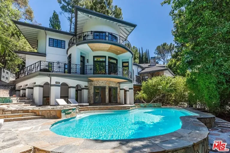 Selena Gomez Sells L.A. Mansion 3