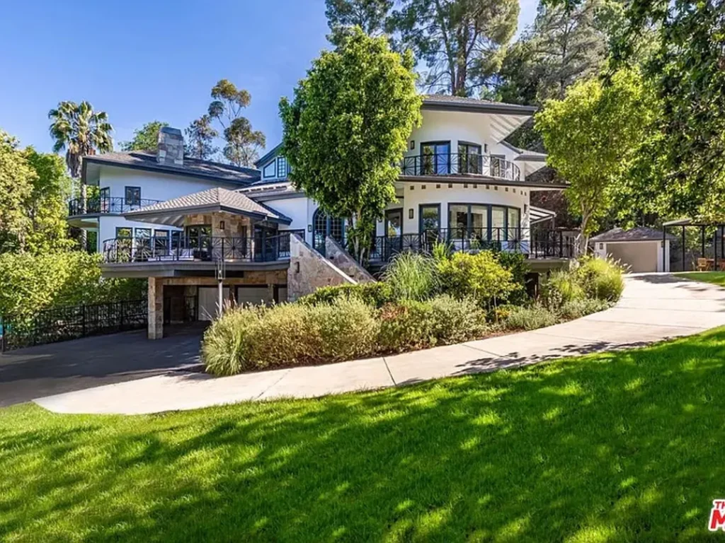 Selena Gomez Sells L.A. Mansion 4