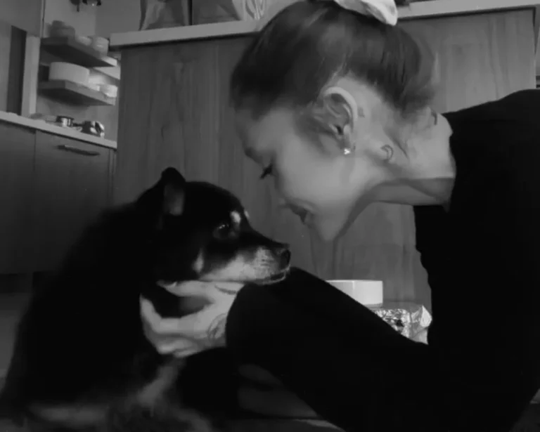 Ariana Grande Mourns Beloved Dog Coco After 17 Years Together Ariana Grandes Dog Coco