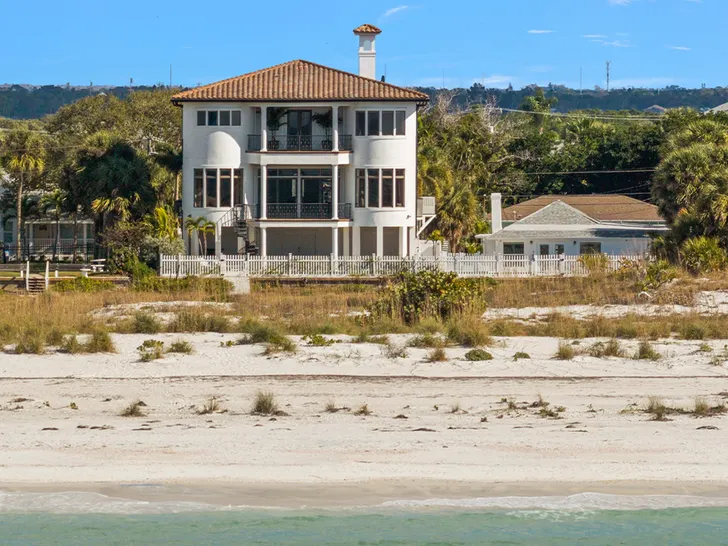 Hulk Hogan’s Florida Mansion Sells for $5.9 Million 5 Hulk Hogans Estate Sells Florida Mansion Where He Suffered Medical Emergency