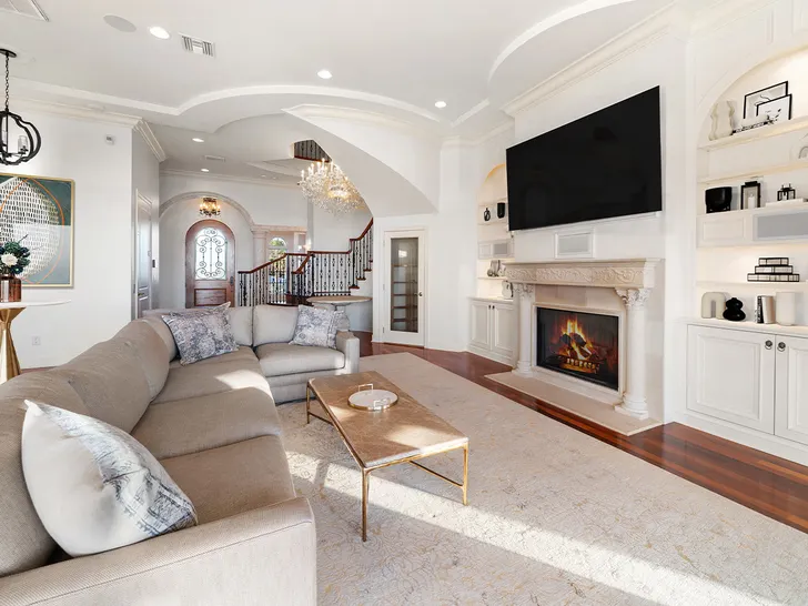 Hulk Hogan’s Florida Mansion Sells for $5.9 Million 6 Hulk Hogans Estate Sells Florida Mansion